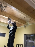 天井を解体し、躯体の遮音補強をしています。