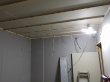 防音室側の壁と天井をつくっています。
石膏ボードを張り重ねていきます。