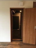 出入口には木製防音ドアを2重で設置しています。