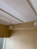 吸音天井が完成しました。
天井に梁型で給排気ダクトボックスを設けています。