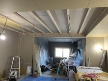 防音室の天井と壁をつくっています。