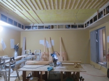 天井の四隅に梁型をつくり、吸排気ダクトボックスとして、梁型の角度で音響計画をしています。