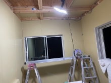壁と天井の遮音補強をしています。