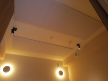 天井は吸音天井に仕上げています。
音が上から落ちてこないよう響きの調整をしています。