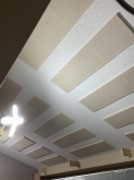 天井の吸音パネルは弊社オリジナルのものです。
工事着工後に１枚１枚ハンドメイドでつくり上げます。