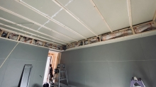 防音室の壁と天井ができあがりました。
天井に梁型で吸排気ダクトボックスをつくっています。