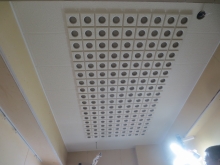 天井には吸音材を貼っています。