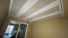 天井は吸音天井に仕上げて音の響きを調整しています。