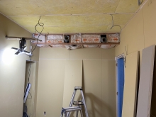 防音室の壁と天井が出来上がりました。天井に梁型で吸排気ダクトボックスをつくっています。