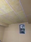 遮音補強後に天井を遮音天井に仕上げていきます。