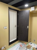 出入口には木製防音ドアを２重で設置しています。