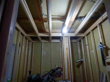 浮き床に下地を組み、防音室の壁と天井をつくっていきます。