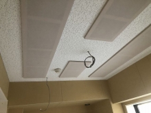 天井を吸音天井に仕上げました。
弊社オリジナルの吸音パネルを取り付け、音の響きを調整しています。