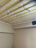 遮音補強後に天井を吸音天井に仕上げていきます。
