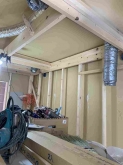 浮き床をつくり、その上に躯体に触れないよう柱を建てていきます。