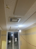 天井を吸音天井に仕上げました。
音の響きを調整しています。