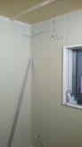 防音室側の壁と天井をつくっています。
