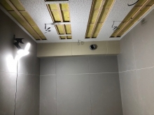 木工事完了です。天井は吸音天井に仕上げて音の響きを調整しています。
音テストをこの状態で行います。