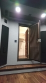 出入口には木製防音ドアを２重で設置しています。
