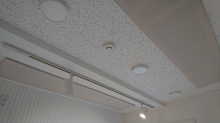 天井は吸音天井に仕上げています。
音の響きを調整しています。