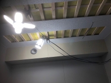 遮音補強完了後に天井を吸音天井に仕上げていきます。
天井に梁型で吸排気ダクトボックスを設けました。