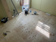 本体工事から引き継ぎ、弊社の木工事が始まりました。浮き床を施工しました。