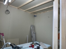 防音室側の壁と天井をつくっています。石膏ボードを貼り重ねています。