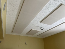天井は吸音天井に仕上げています。
