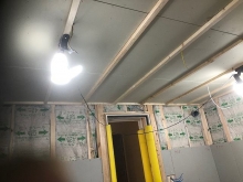 防音室側の壁と天井をつくっています。
石膏ボードを貼り重ねて隙間をうめていきます。