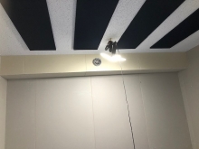 吸音天井が出来上がりました。弊社の木工事が完了です。
天井に梁型で吸排気ダクトボックスをつくりました。