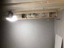 防音室側の壁と天井のボード張りが終わりました。天井に梁型で吸排気ダクトボックスをつくっています。