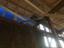 新しい屋根をつくっています。