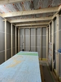 躯体壁と天井の遮音補強後に浮き床に下地を組んで内側に浮き構造のお部屋をつくっていきます。