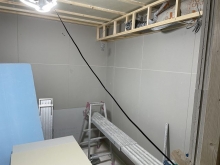 天井に梁型で吸排気ダクトボックスをつくっています。
防音室は気密性の高いお部屋になりますので吸排気は必須となります。