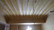 防音処理後に音響工事に入ります。
天井を吸音天井に仕上げています。