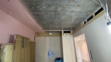 解体作業を行いました。
床下や天井裏に壊せるスペースがある場合は天井高確保のため解体を行います。
