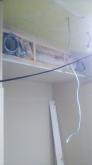 天井に梁型で吸排気ダクトボックスをつくっています。