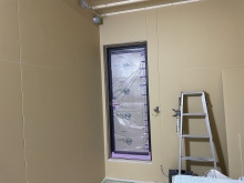防音室の壁と天井が出来上がりました。
出入り口には木製の防音度を2重で設置します。