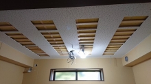 天井を吸音天井に仕上げています。