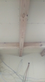 躯体壁と天井の遮音補強をしています。
石膏ボードを貼り重ねて隙間を埋めています。