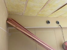 天井に梁型で吸排気ダクトボックスを設けています。