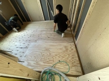 弊社の木工事が着工です。
浮き床を施工しています。