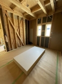 浮き床を施工後、躯体壁と天井の遮音補強をしていきます。