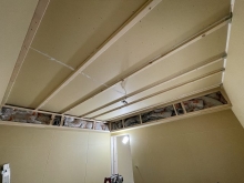 防音室の壁と天井ができあがりました。
天井に梁型で吸排気ダクトボックスをつくっています。