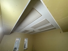 天井を吸音天井に仕上げました。
弊社オリジナルの吸音パネルを設置しています。