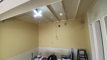 防音室の壁と天井をつくっています。