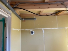 躯体壁と天井の遮音補強をしています。
石膏ボードを壁に貼って隙間を埋めていきます。これを第１遮音壁と呼んでいます。