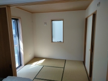 改修前のお部屋です。
天井の解体を行い天井高を確保します。