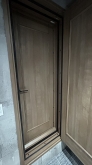出入口には木製の防音ドアを２重で設置しています。