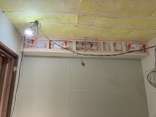 防音室の壁と天井が出来上がりました。
天井に梁型で吸排気ダクトボックスをつくっています。